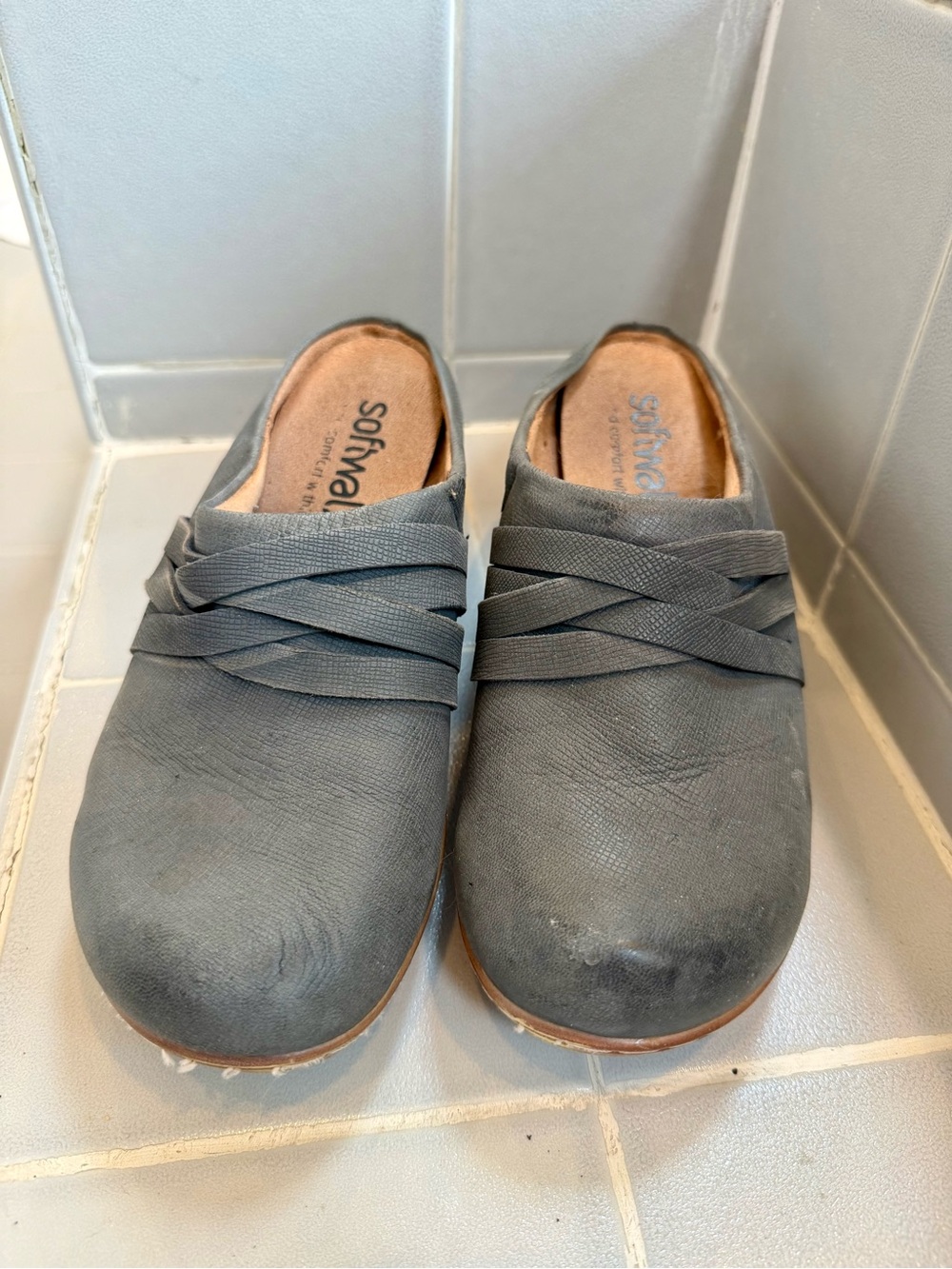 SoftWalk Slate Grey Slip-On Clogs with Crisscross Straps size 7wide